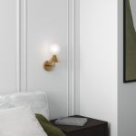 Настенный светильник в цвете латунь с фактурным плафоном 302002