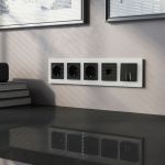 Рамка из стекла на 5 постов Favorit белый матовый W0051105