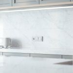 Выключатель одноклавишный проходной с подсветкой (белый) W1112101