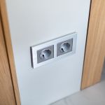 W1171009/ Розетка с заземлением (cеребряный рифленый) W1171009