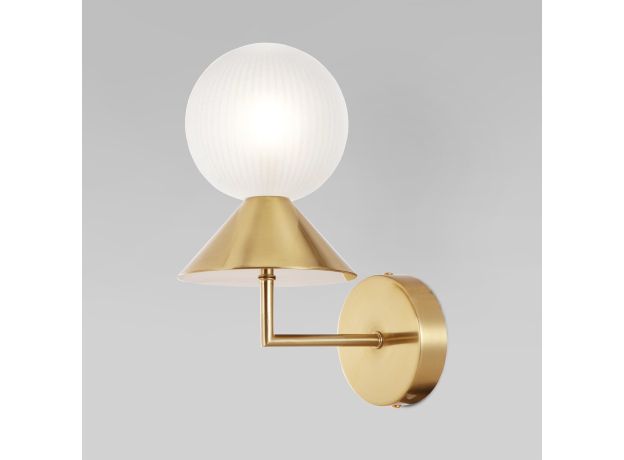 Настенный светильник в цвете латунь с фактурным плафоном 302002