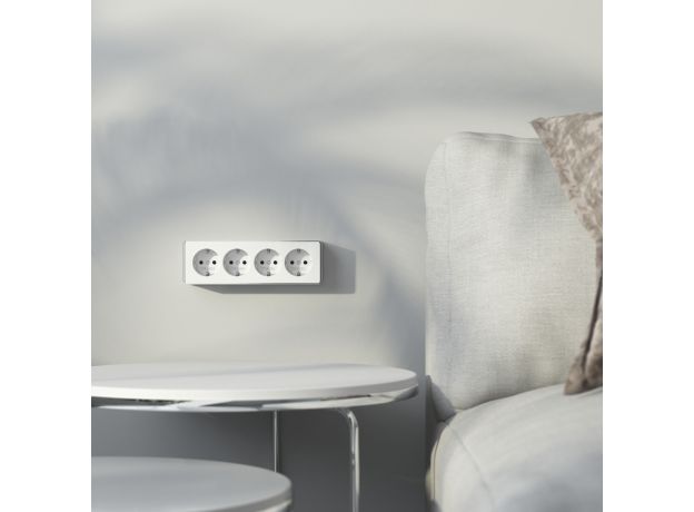 Розетка четверная с заземлением и шторками Gallant белая W5072210