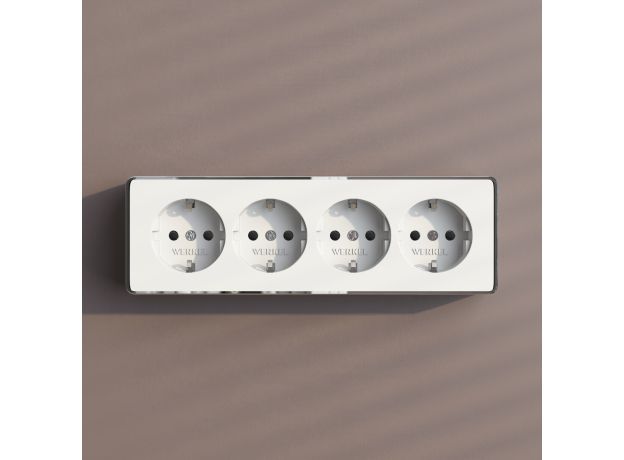 Розетка четверная с заземлением и шторками Gallant белая W5072210