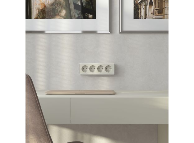 Розетка четверная с заземлением и шторками Gallant слоновая кость W5072204