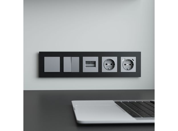 Рамка из металла на 5 постов AluMax черный алюминий W0053508