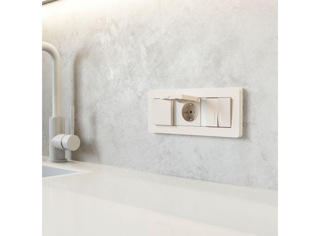 Розетка с заземлением и шторками c крышкой IP44 N (айвори матовый) W1171262