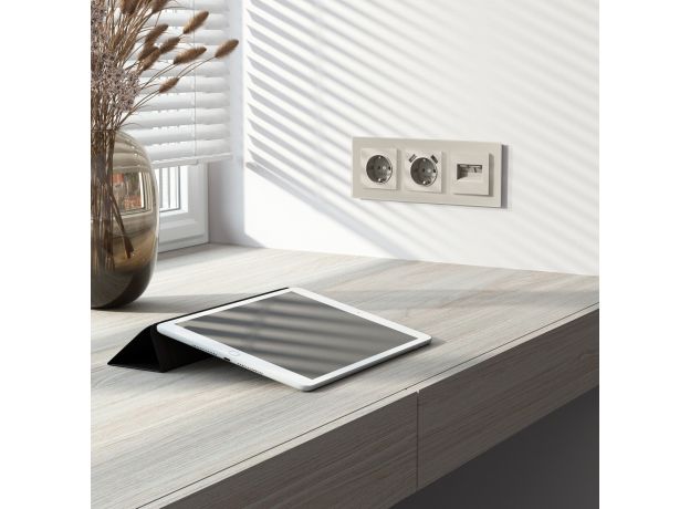 Розетка с заземлением и шторками (дымчатый) W1271104