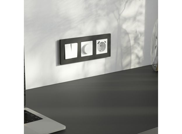 Розетка с заземлением, шторками и USB тип A+C (белый матовый) W1171761