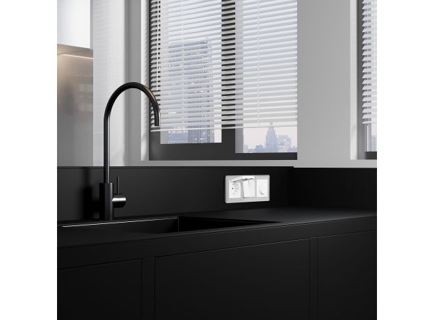 Розетка влагозащ. с зазем. с защит. крышкой и шторками N (белый) W1171201