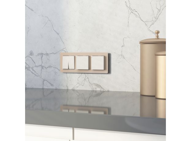 Розетка влагозащ. с зазем. с защит. крышкой и шторками N (перламутровый рифленый) W1171213