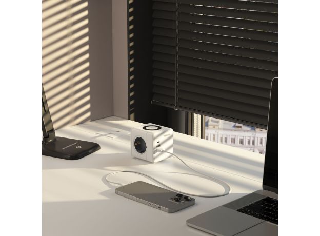 Розеточный блок 3-местный + 3×USB + беспроводная зарядка W6513501