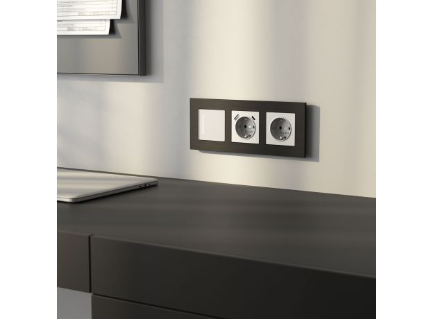 Рамка из металла на 3 поста АluMax черный алюминий W0033508