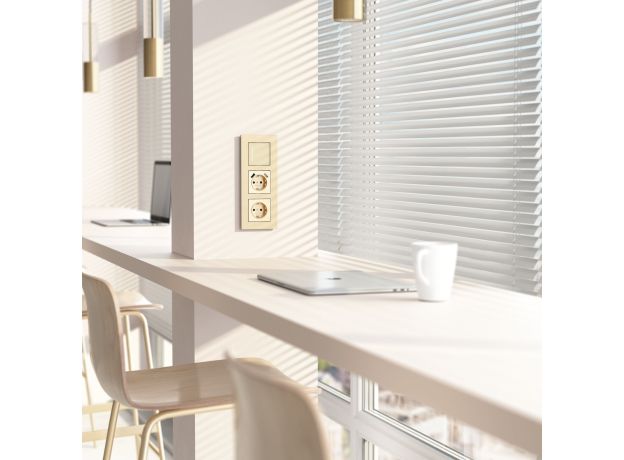 Рамка из металла на 3 поста АluMax шампань алюминий W0033511