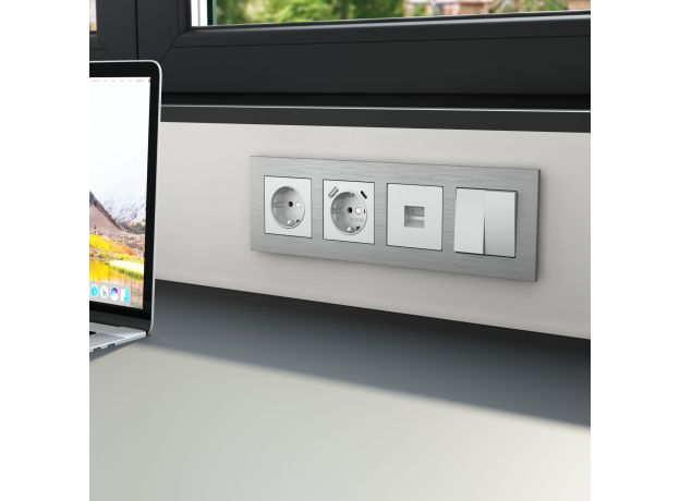 Рамка из металла на 4 поста АluMax алюминий W0043506