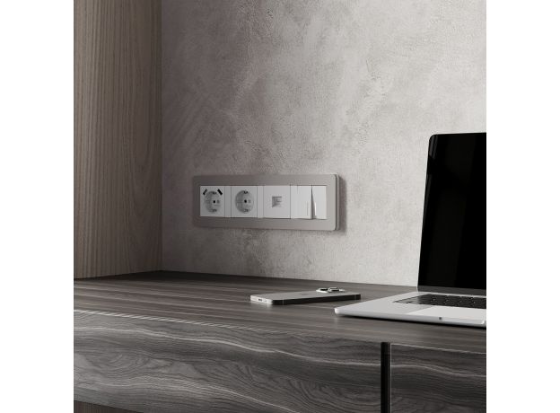 Рамка из поликарбоната на 4 поста Split дымчатый/белый, soft-touch W0043067