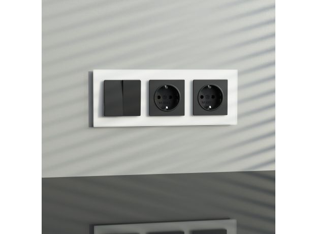 Рамка из стекла на 3 поста Senso белый soft-touch W0033101