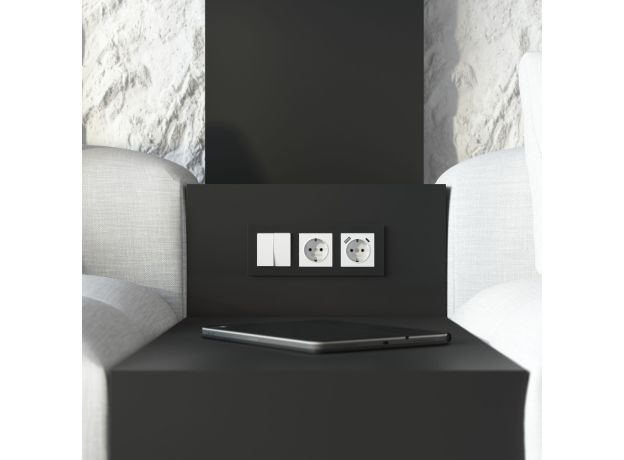 Рамка из стекла на 3 поста Senso черный soft-touch W0033108