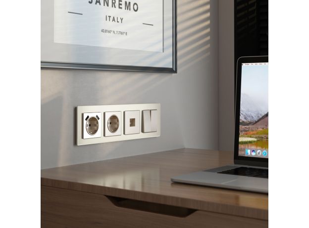 Рамка из стекла на 4 поста Senso шампань soft-touch W0043111