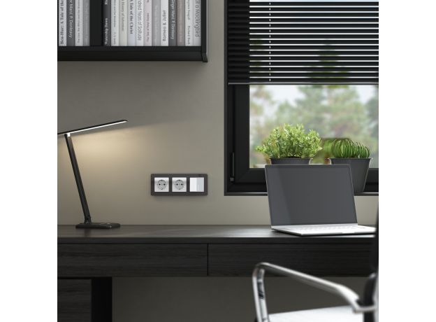 Розетка с заземлением и шторками (белый акрил) W1171141