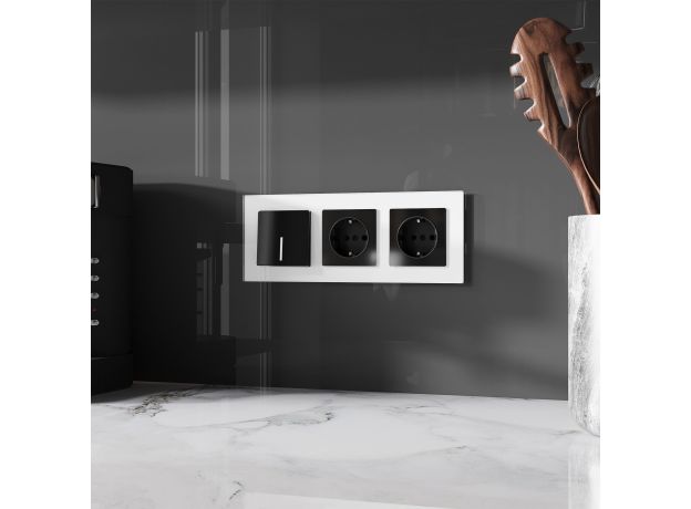 Розетка с заземлением и шторками (черный акрил) W1171148