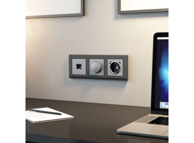 Розетка с заземлением, шторками и USB тип A+C (серебряный матовый) W1171765