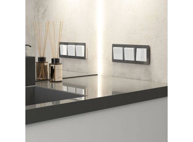 Розетка влагозащ. с зазем. с защит. крышкой и шторками (белый акрил) W1171241