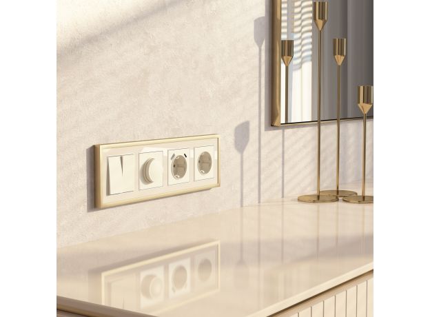 Рамка из металла на 4 поста Baguette айвори/латунь W0042851