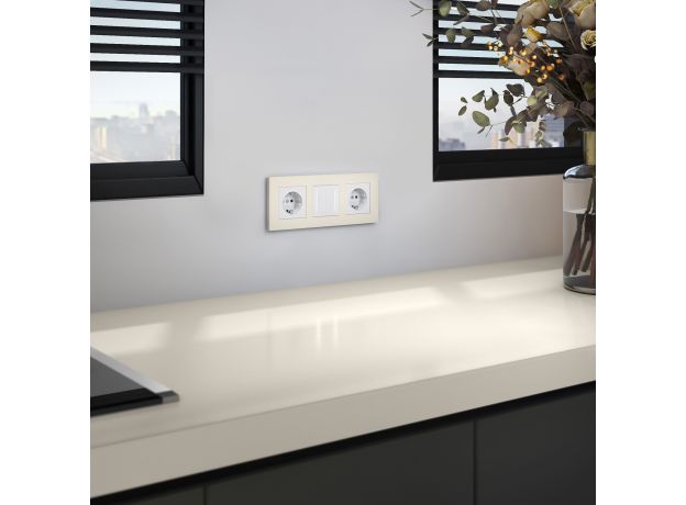 Рамка из поликарбоната на 3 поста Slab айвори софт W0032962