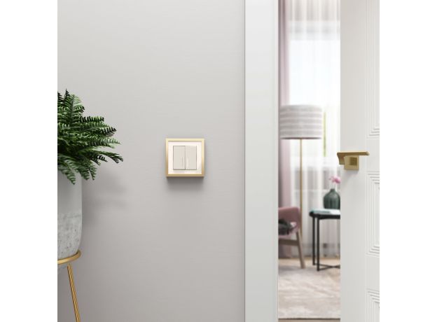 Рамка из металла на 1 пост Baguette айвори/латунь W0012851