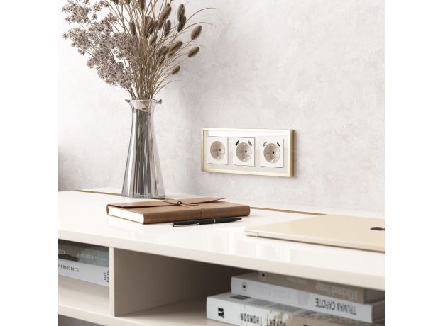 Рамка из металла на 3 поста Baguette айвори/латунь W0032851