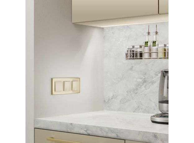 Рамка из металла на 3 поста Baguette айвори/латунь W0032851