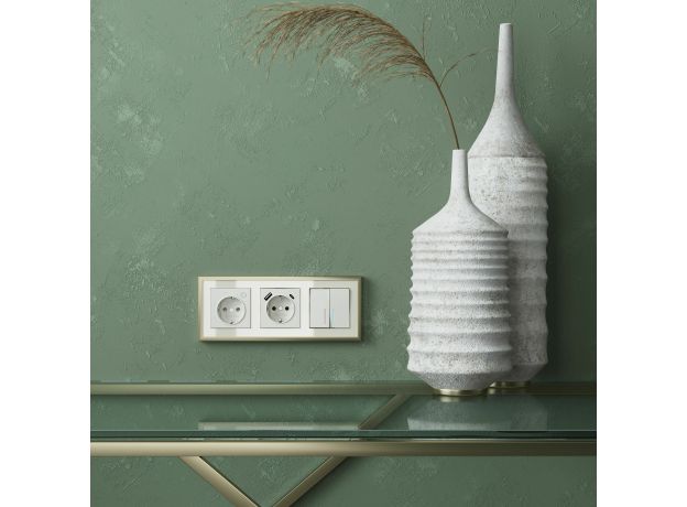 Рамка из металла на 3 поста Baguette айвори/латунь W0032851