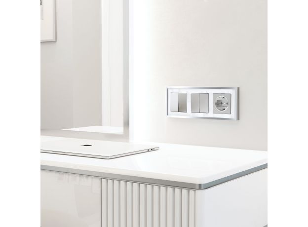 Рамка из металла на 3 поста Baguette белый/серебро W0032850