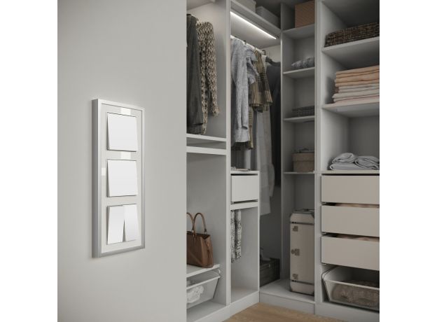 Рамка из металла на 3 поста Baguette белый/серебро W0032850