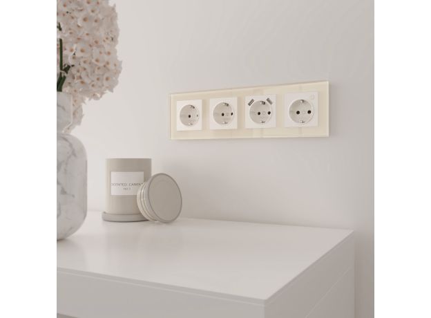 Рамка из стекла на 4 поста Favorit молочный W0041141