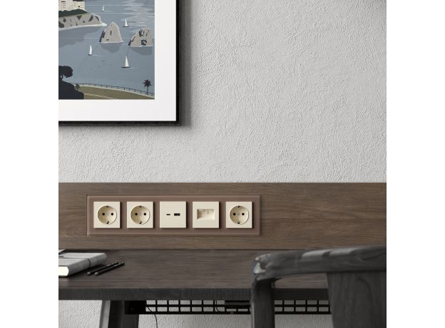 Рамка из стекла на 5 постов Favorit латте W0051142