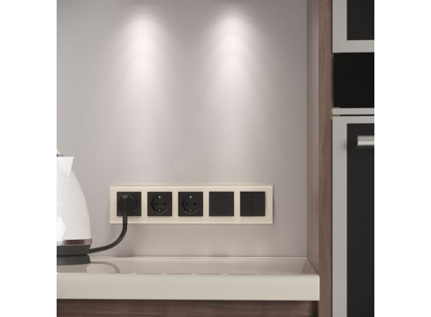 Рамка из стекла на 5 постов Favorit молочный W0051141