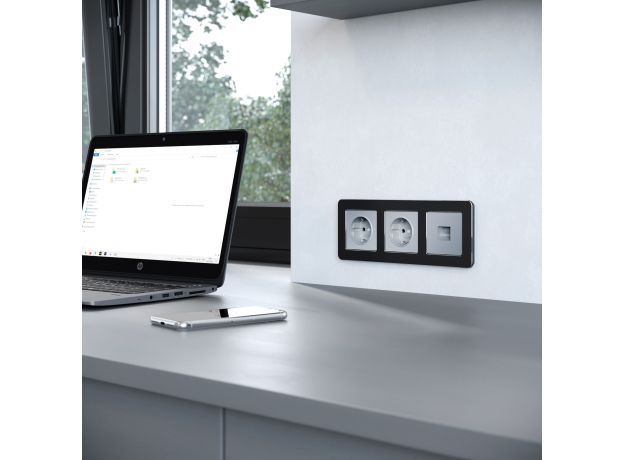 Рамка из металла на 3 поста Platinum черный алюминий W0032608