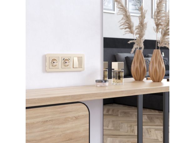 Рамка из металла на 3 поста Platinum шампань W0032611