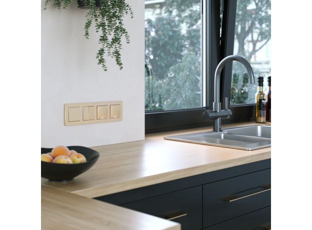 Рамка из металла на 4 поста Platinum шампань W0042611