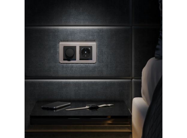 Розетка с заземлением, шторками и USB тип A+C (черный матовый) W1171708