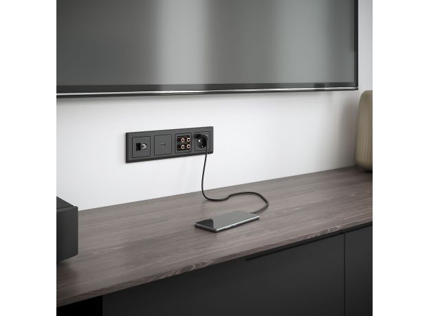 Розетка с заземлением, шторками и USB тип A+C (черный матовый) W1171708