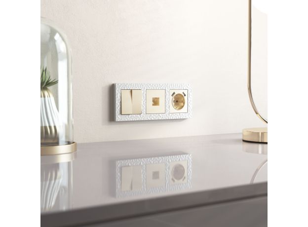 Рамка из поликарбоната на 3 поста Hammer белый W0032401