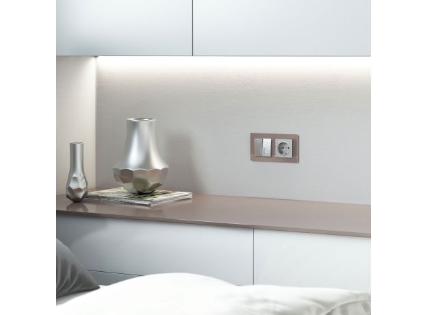 Розетка с заземлением (Hammaer серебряный) W1271006