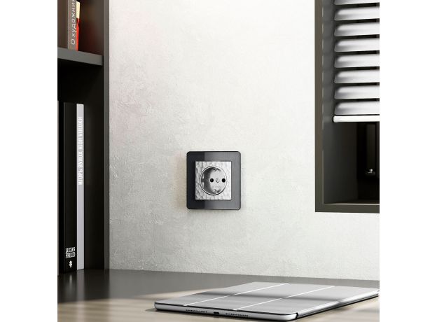 Розетка с заземлением и шторками (Hammaer серебряный) W1271106