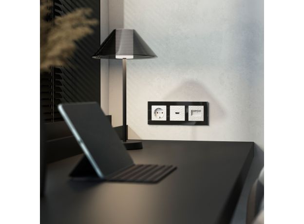 Розетка с заземлением и шторками (Hammer белый) W1271101