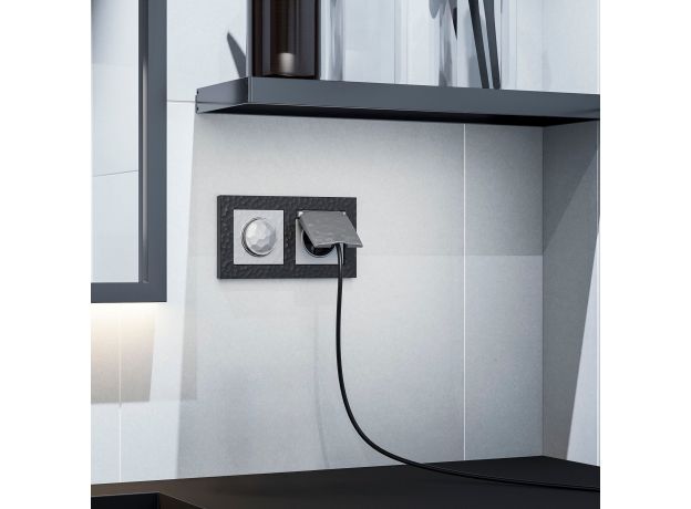 Розетка влагозащ. с зазем. с защит. крышкой и шторками (Hammaer серебряный) W1271206