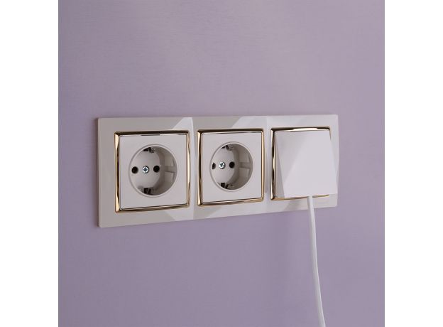 Рамка из поликарбоната на 3 поста Snabb слоновая кость/золото W0031932