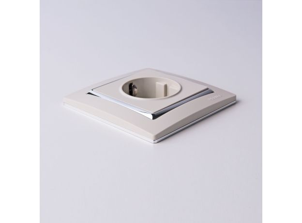 Рамка из пластика на 1 пост Snabb слоновая кость/хром W0011903