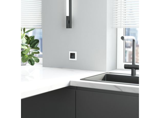 Рамка из стекла на 1 пост Favorit белый матовый W0011105